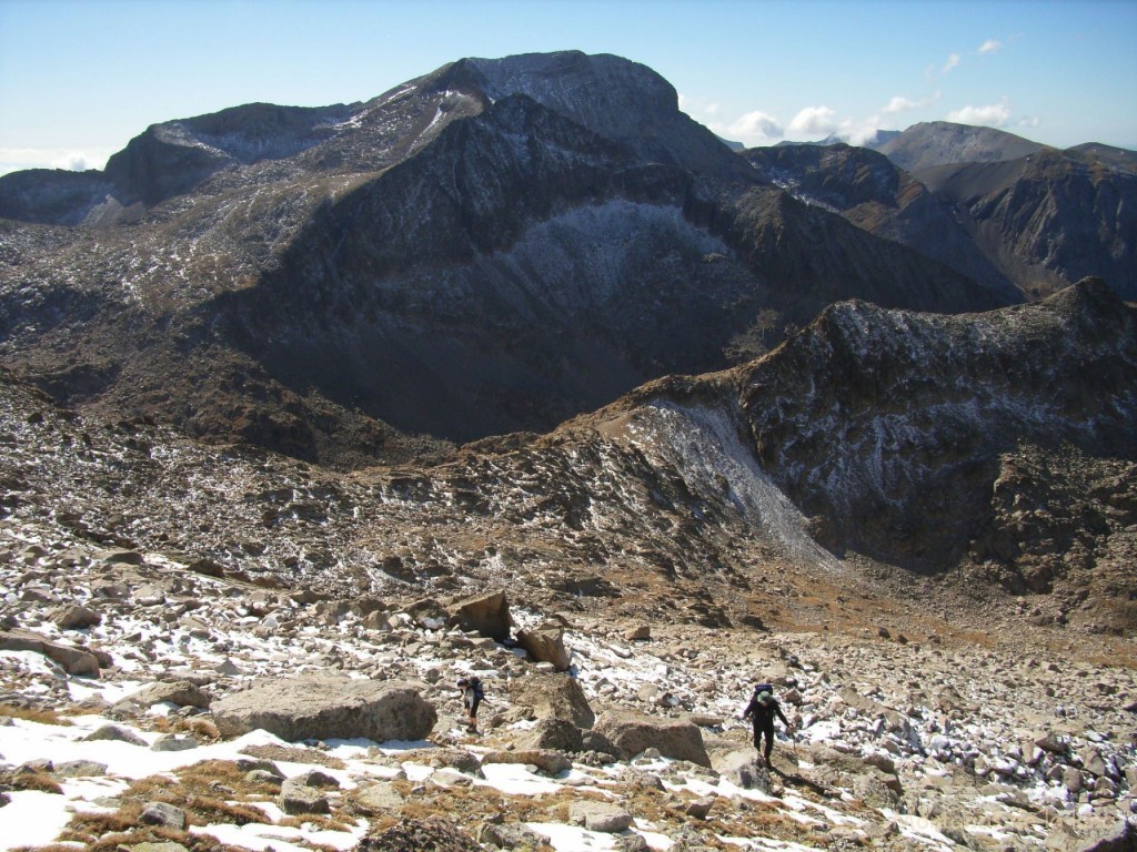 Por las rocas bajo el Russell arriba el Pico de Vallibierna y abajo de éste, delante, la Bretxa de Soler i Coll